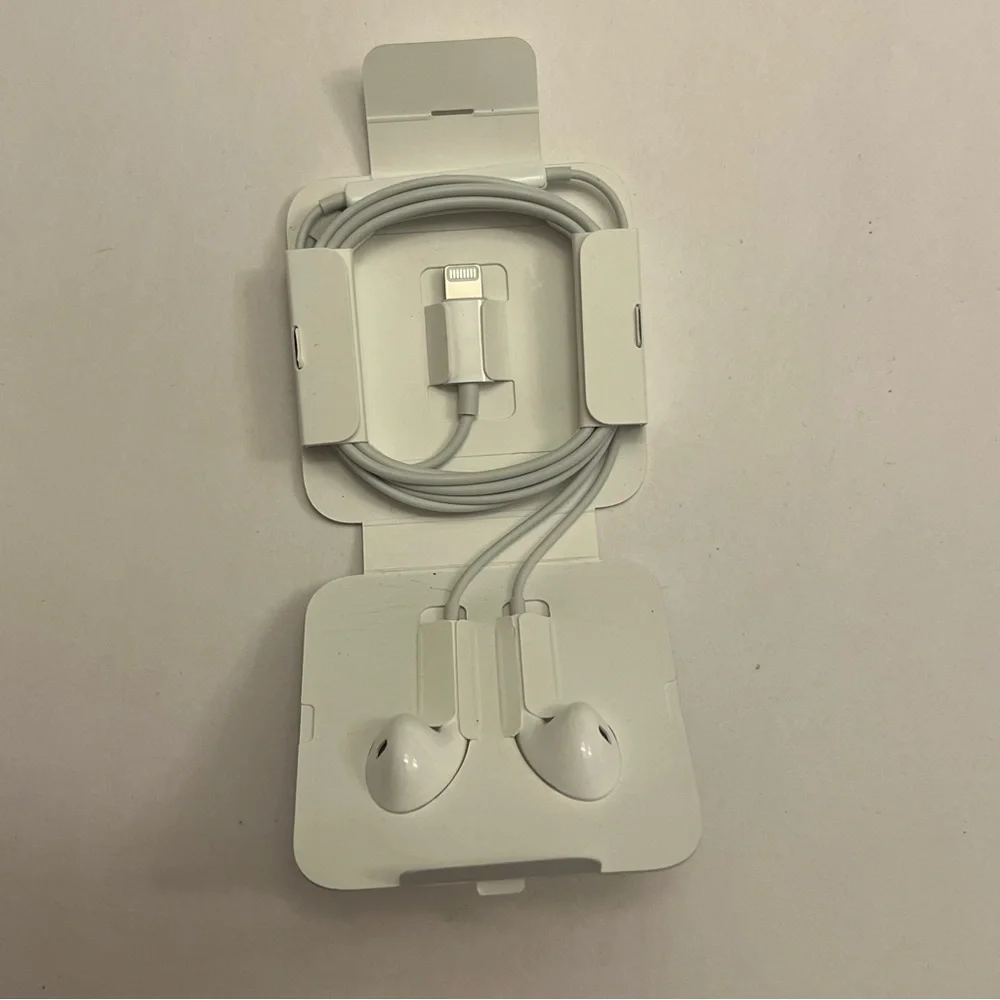 Apple OEM Earphones with lightening cable‎